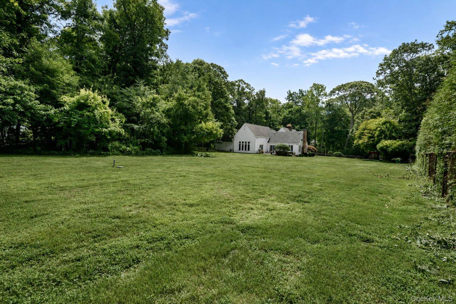 1 Stonegate LN, Old Brookville, NY 11545