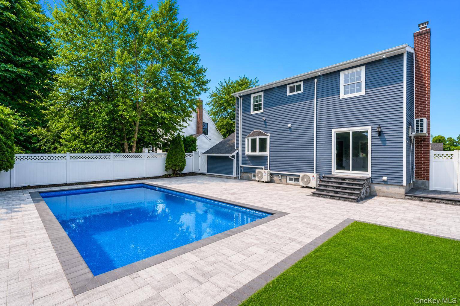 4 Hicks CIR, Hicksville, NY 11801