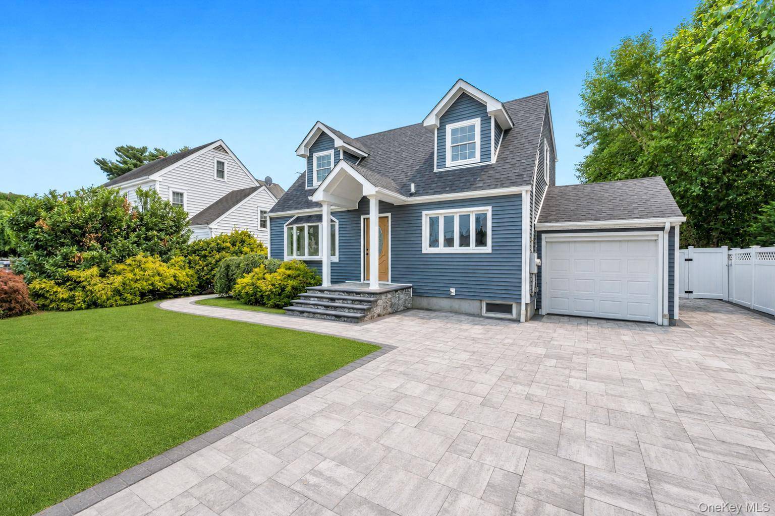 4 Hicks CIR, Hicksville, NY 11801