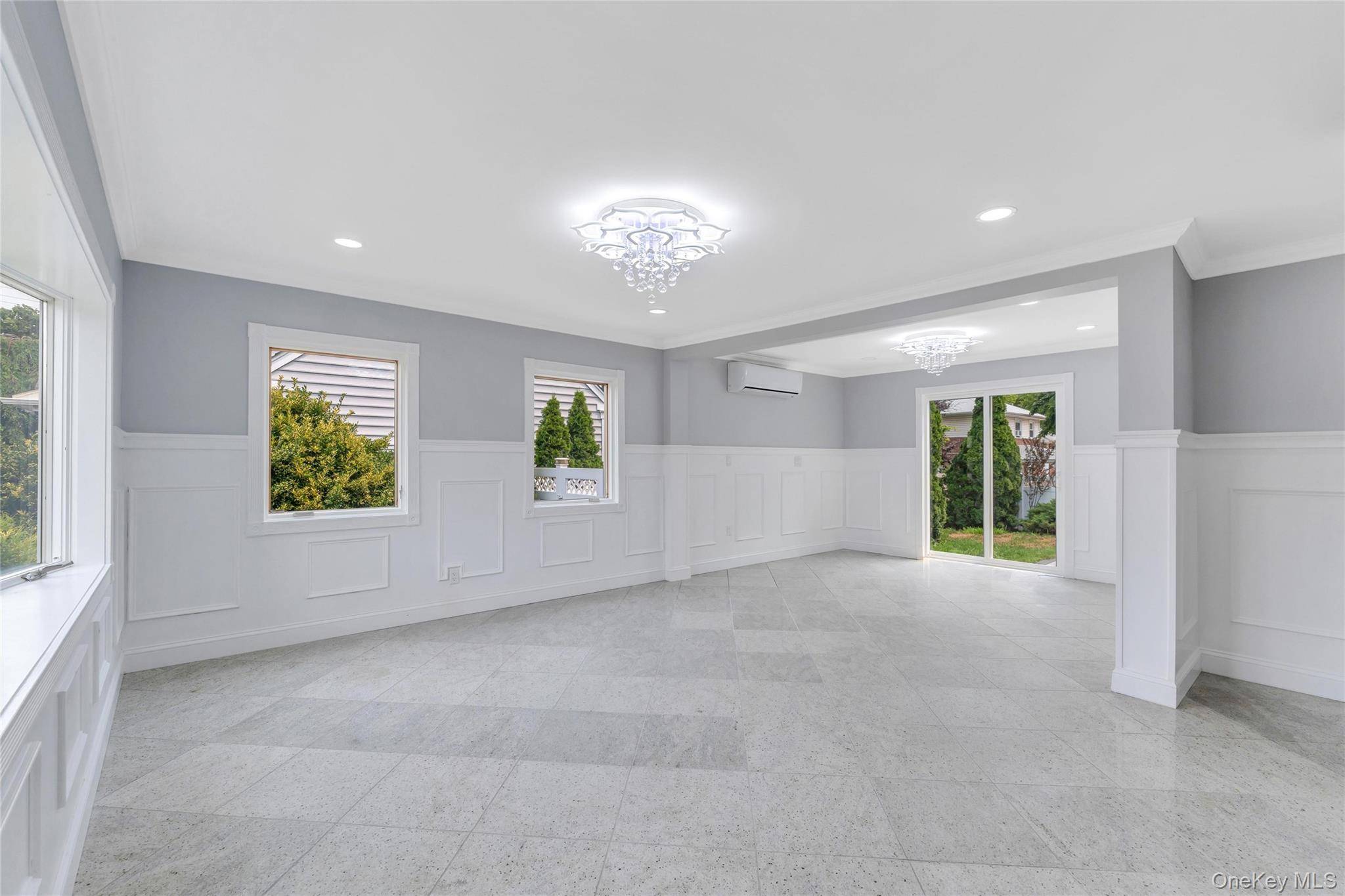 4 Hicks CIR, Hicksville, NY 11801