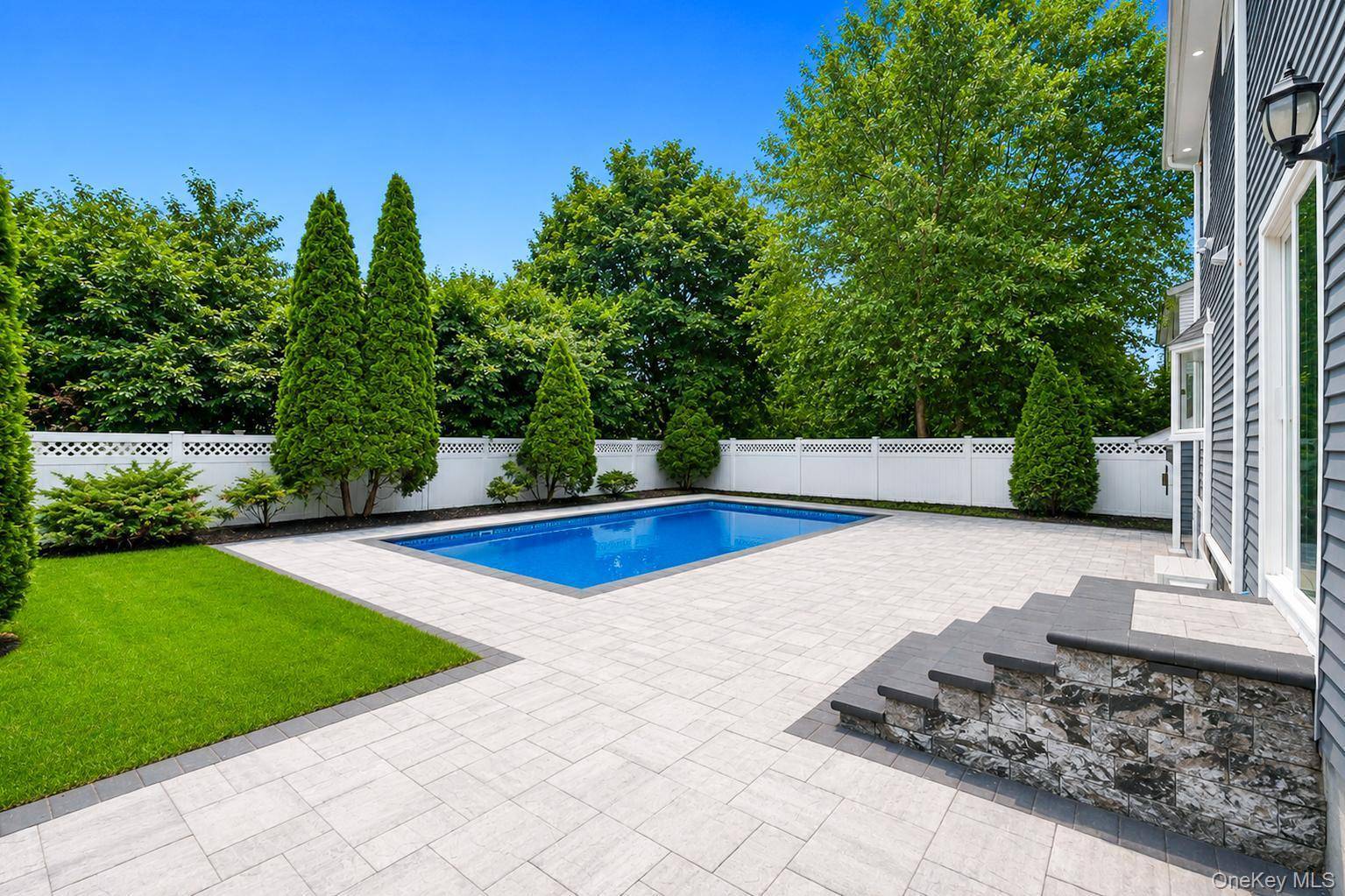 4 Hicks CIR, Hicksville, NY 11801