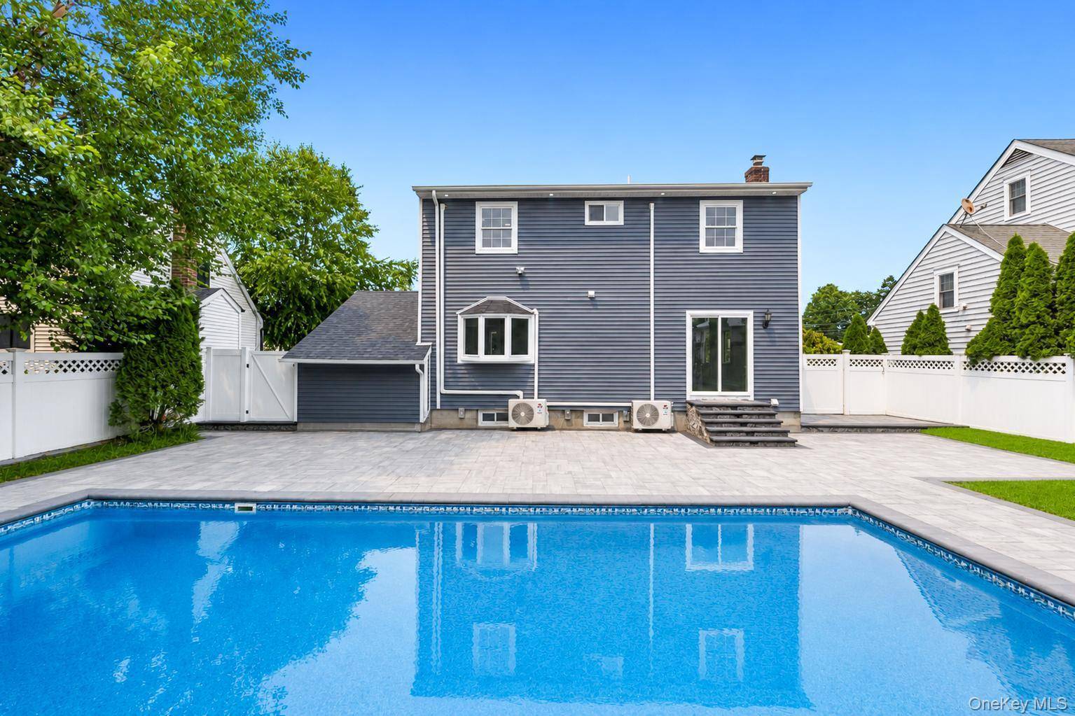 4 Hicks CIR, Hicksville, NY 11801