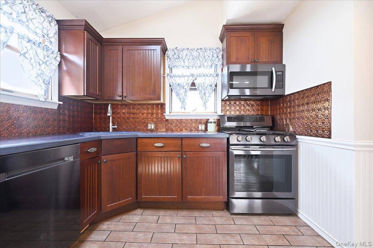 79 Amherst RD, Valley Stream, NY 11581