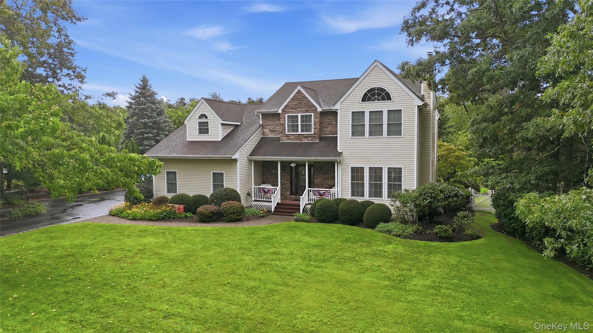 4 Wood Hollow DR, Westhampton, NY 11977