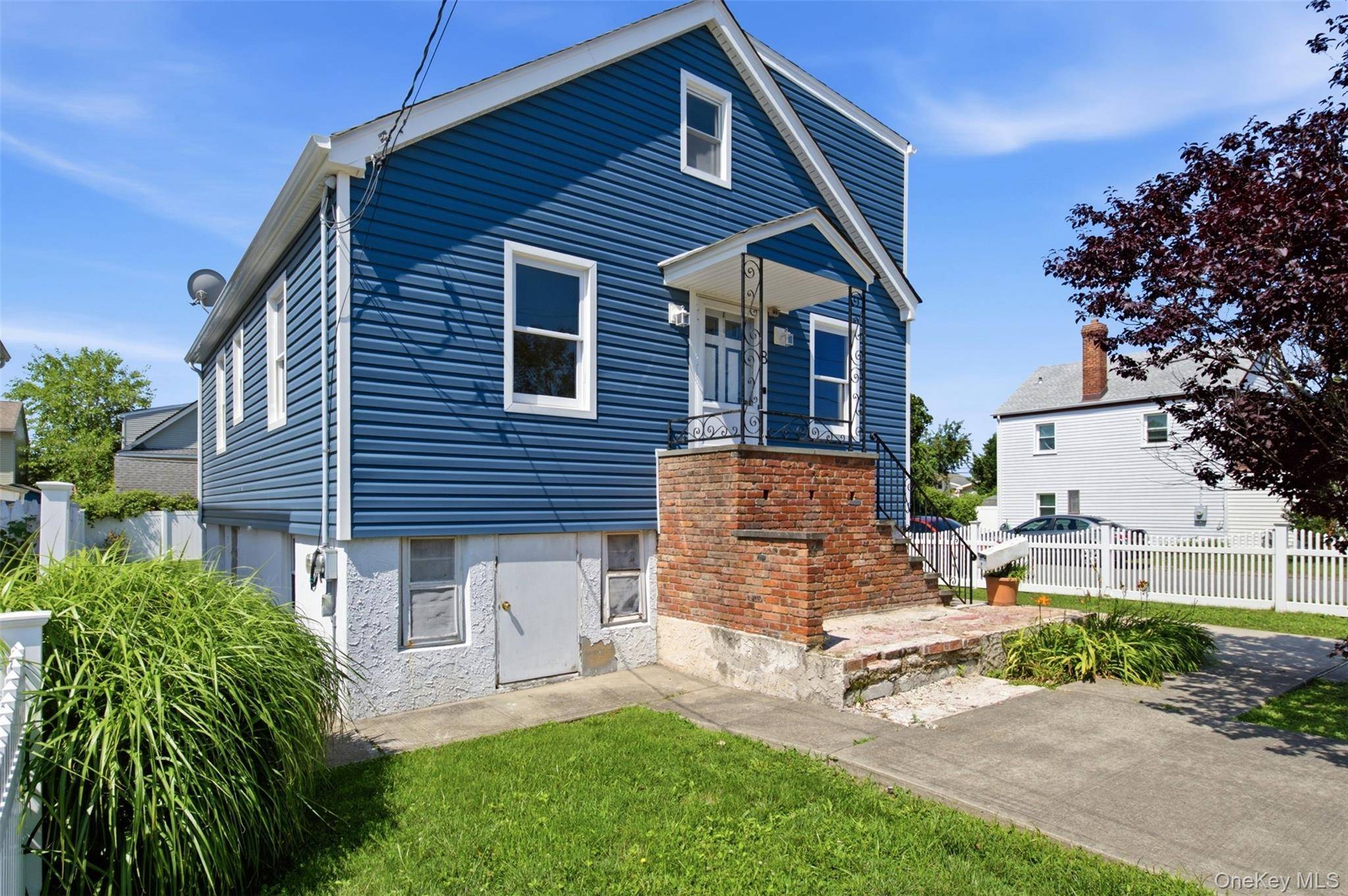 8 5th ST, Bayville, NY 11709