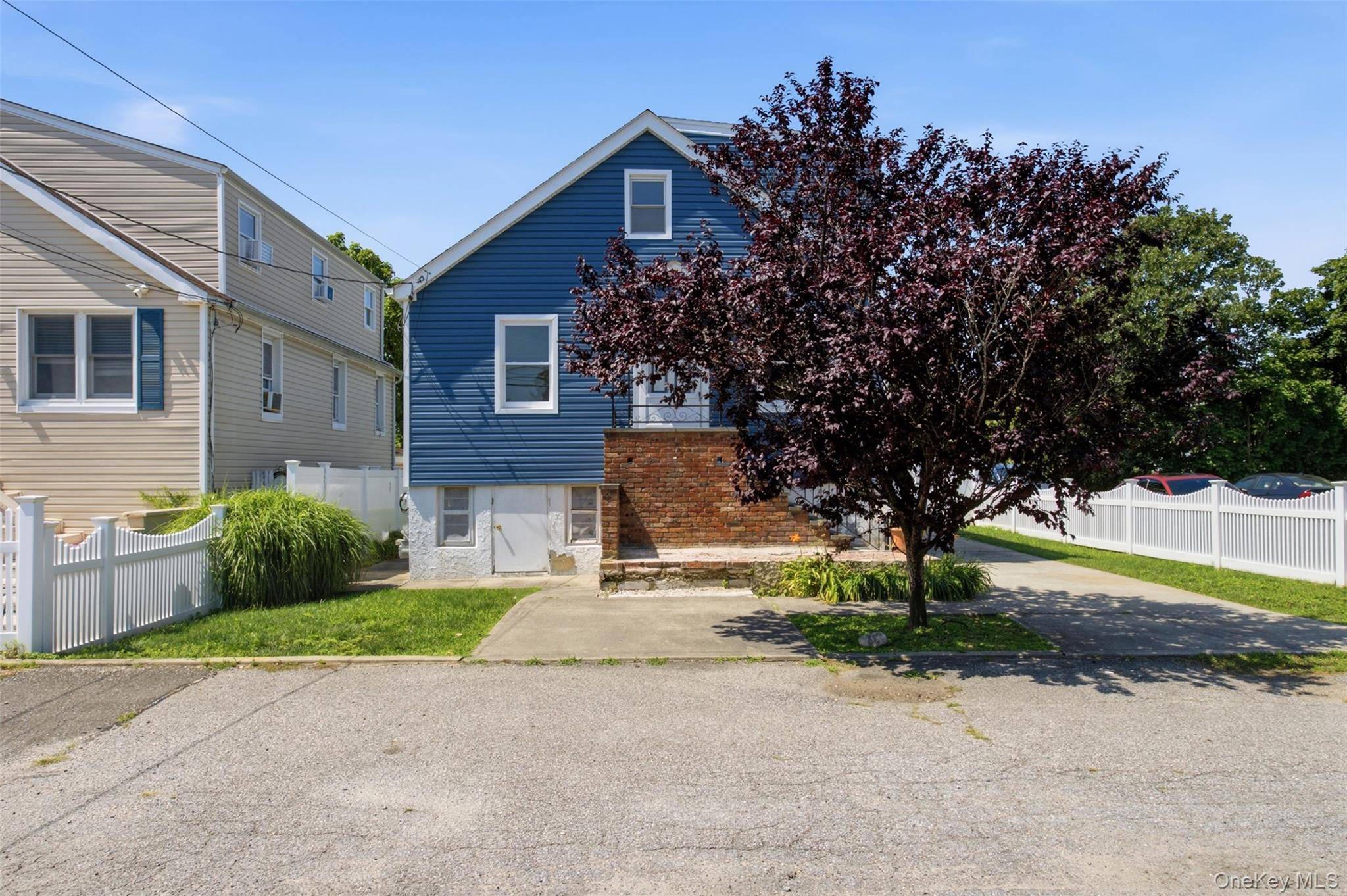 8 5th ST, Bayville, NY 11709