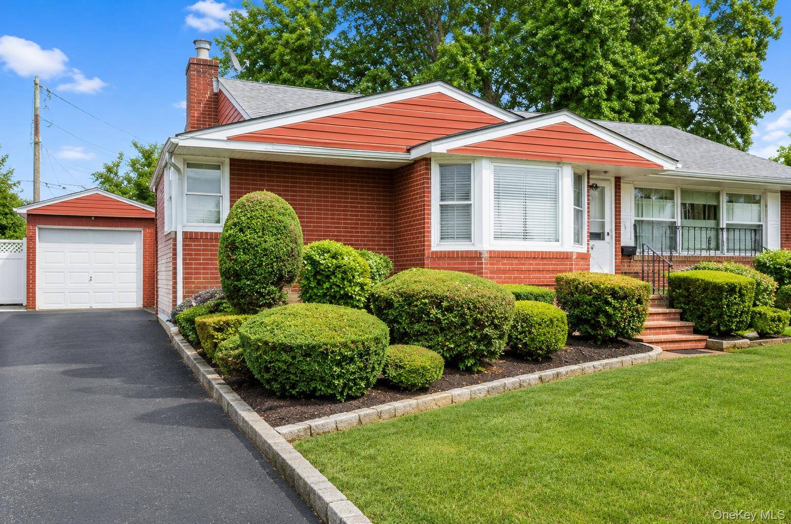 53 Berkshire RD, Hicksville, NY 11801