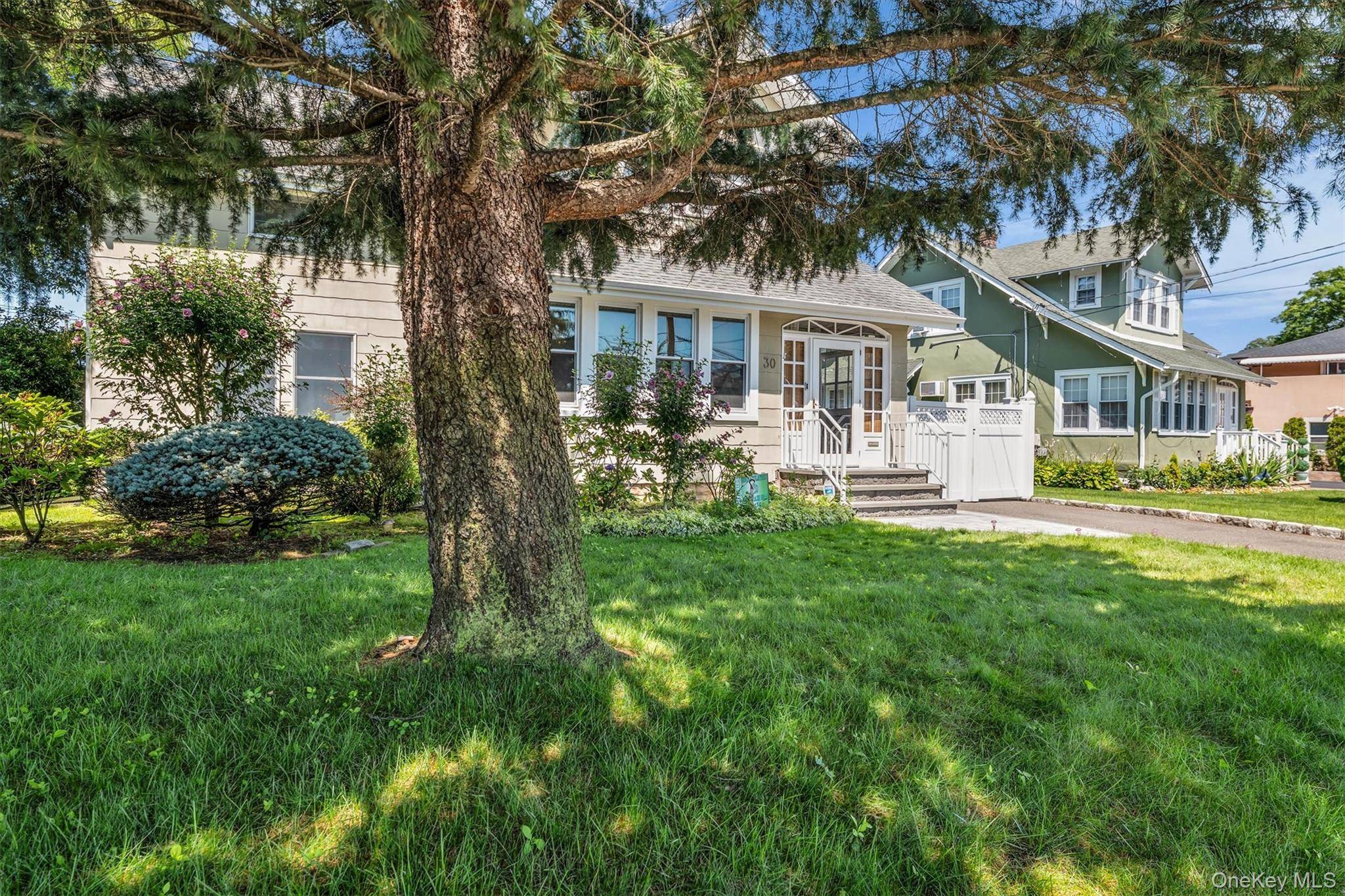 30 West ST, Farmingdale, NY 11735