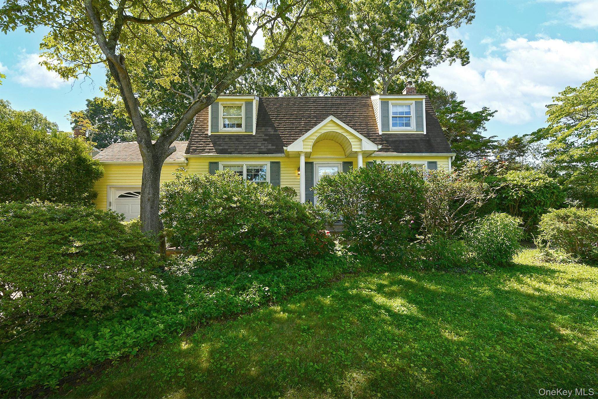 20 Brook LN, Smithtown, NY 11787