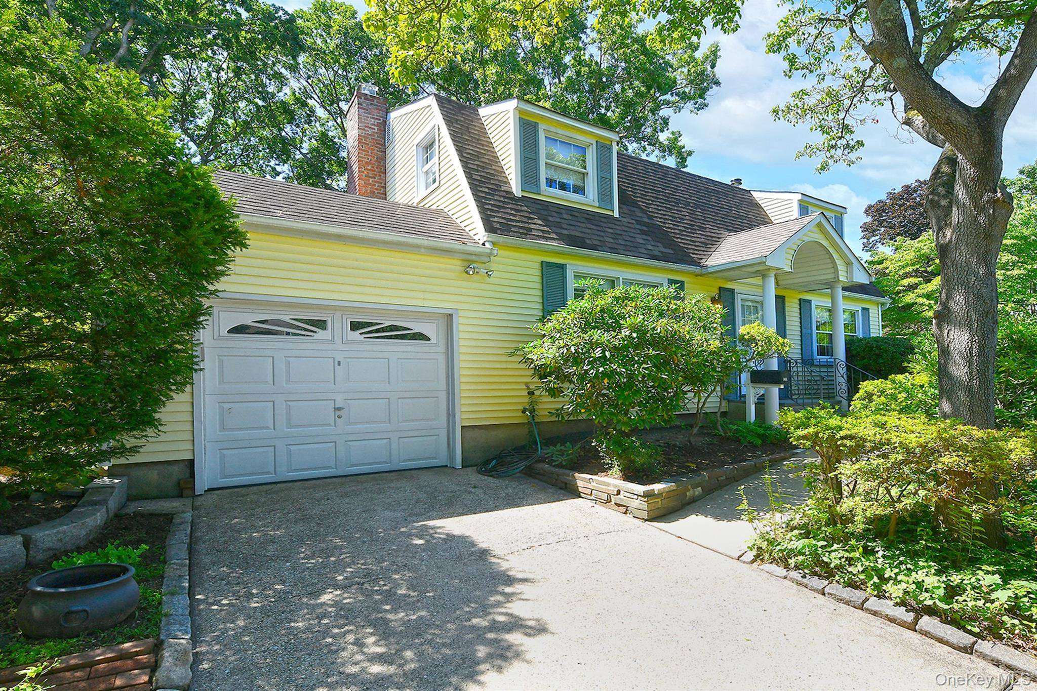 20 Brook LN, Smithtown, NY 11787