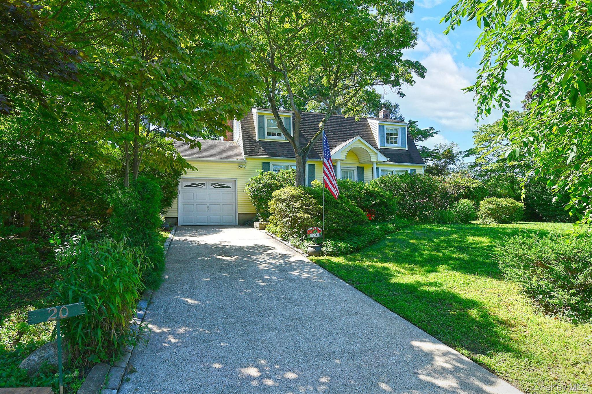 20 Brook LN, Smithtown, NY 11787