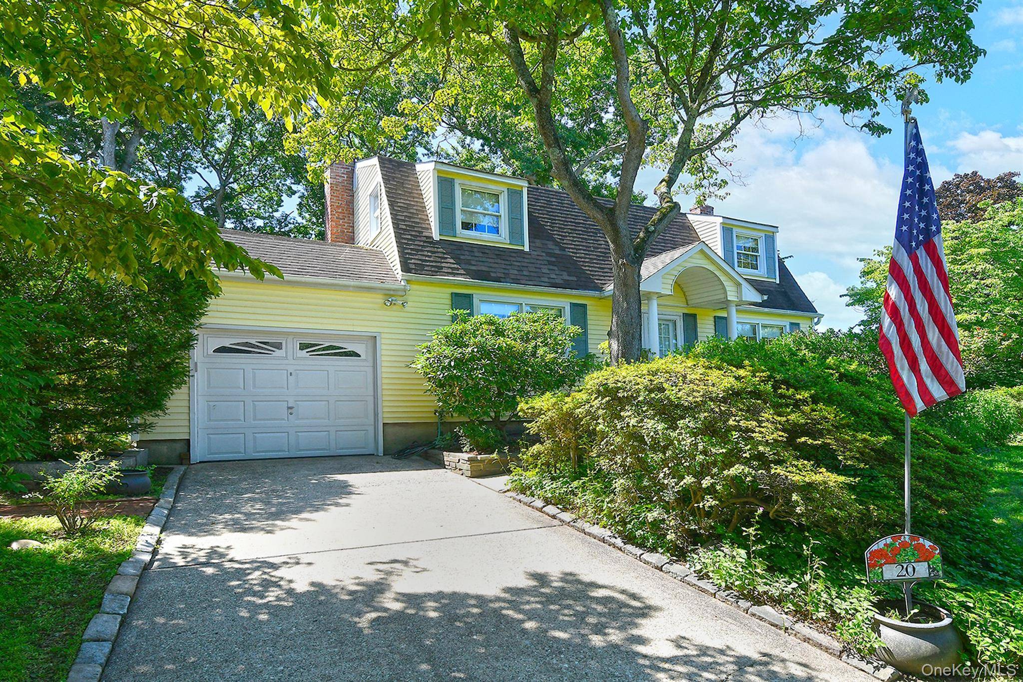 20 Brook LN, Smithtown, NY 11787