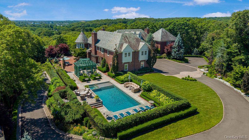 18 Gwynne RD, Melville, NY 11747
