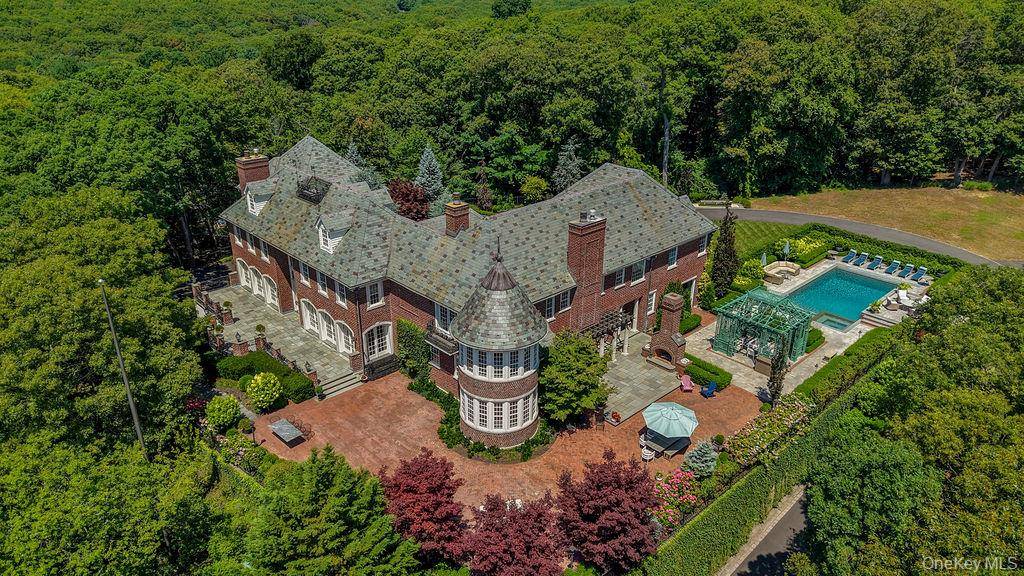 18 Gwynne RD, Melville, NY 11747