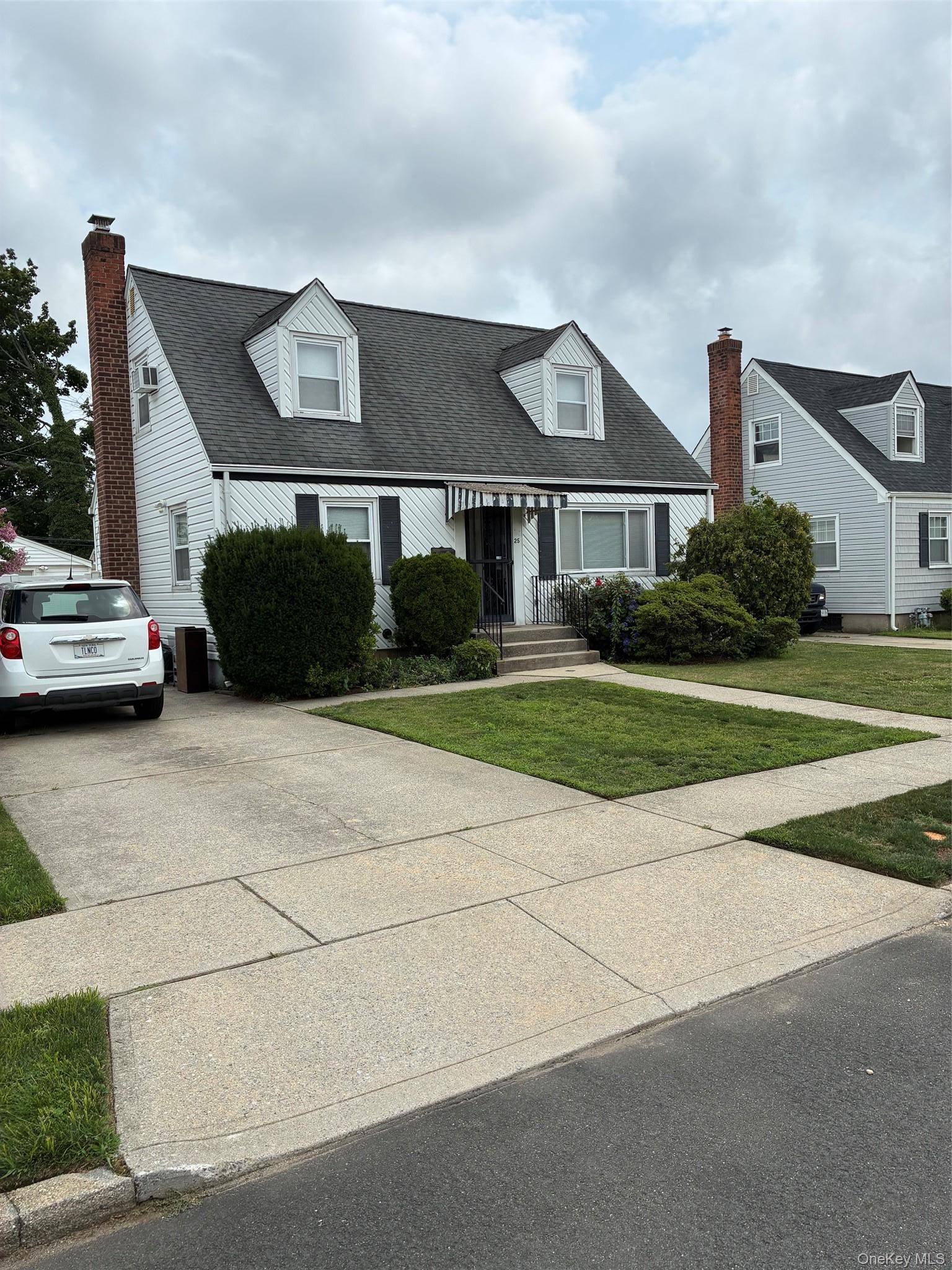 25 S Elm ST, Hicksville, NY 11801