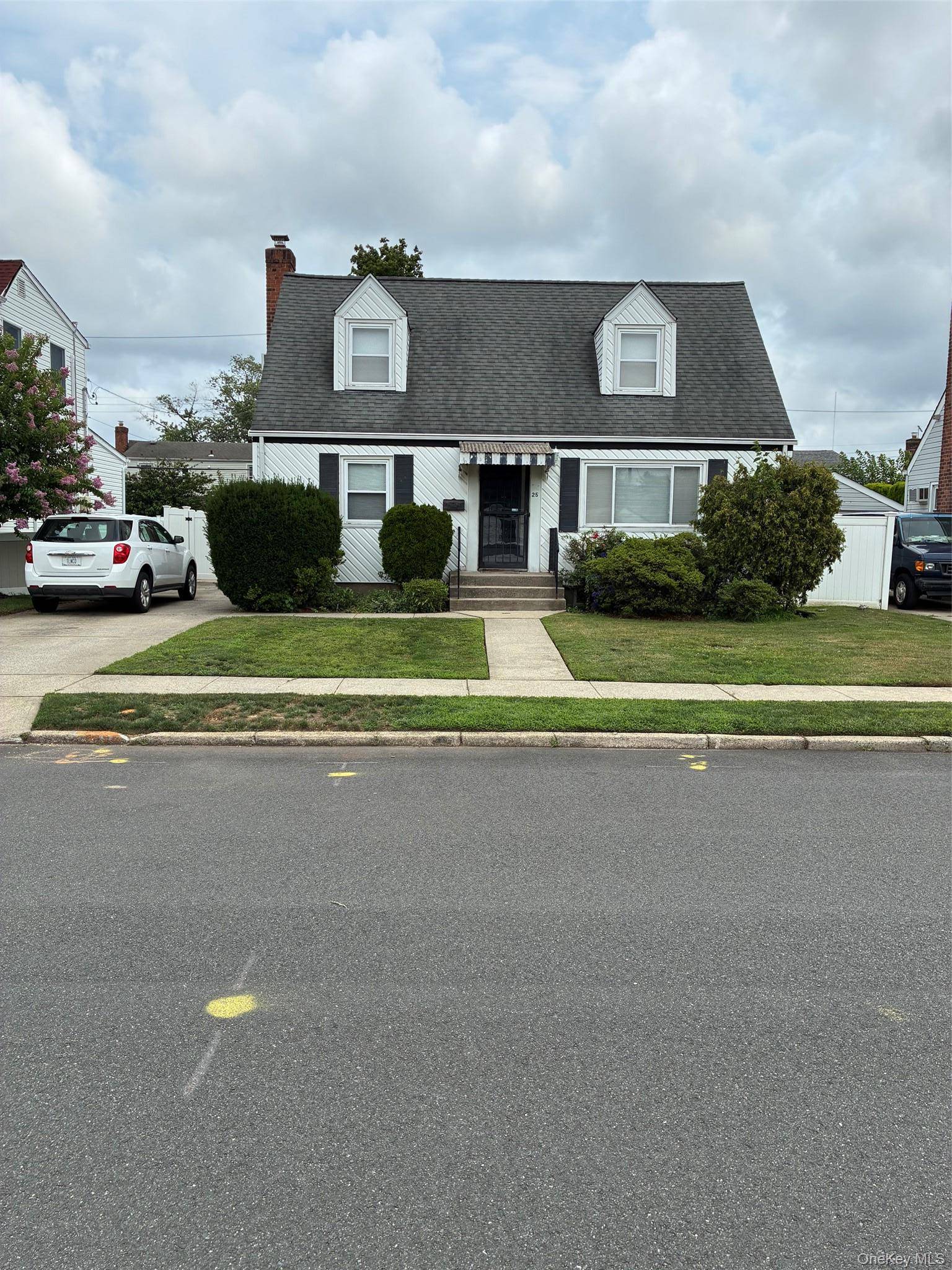 25 S Elm ST, Hicksville, NY 11801