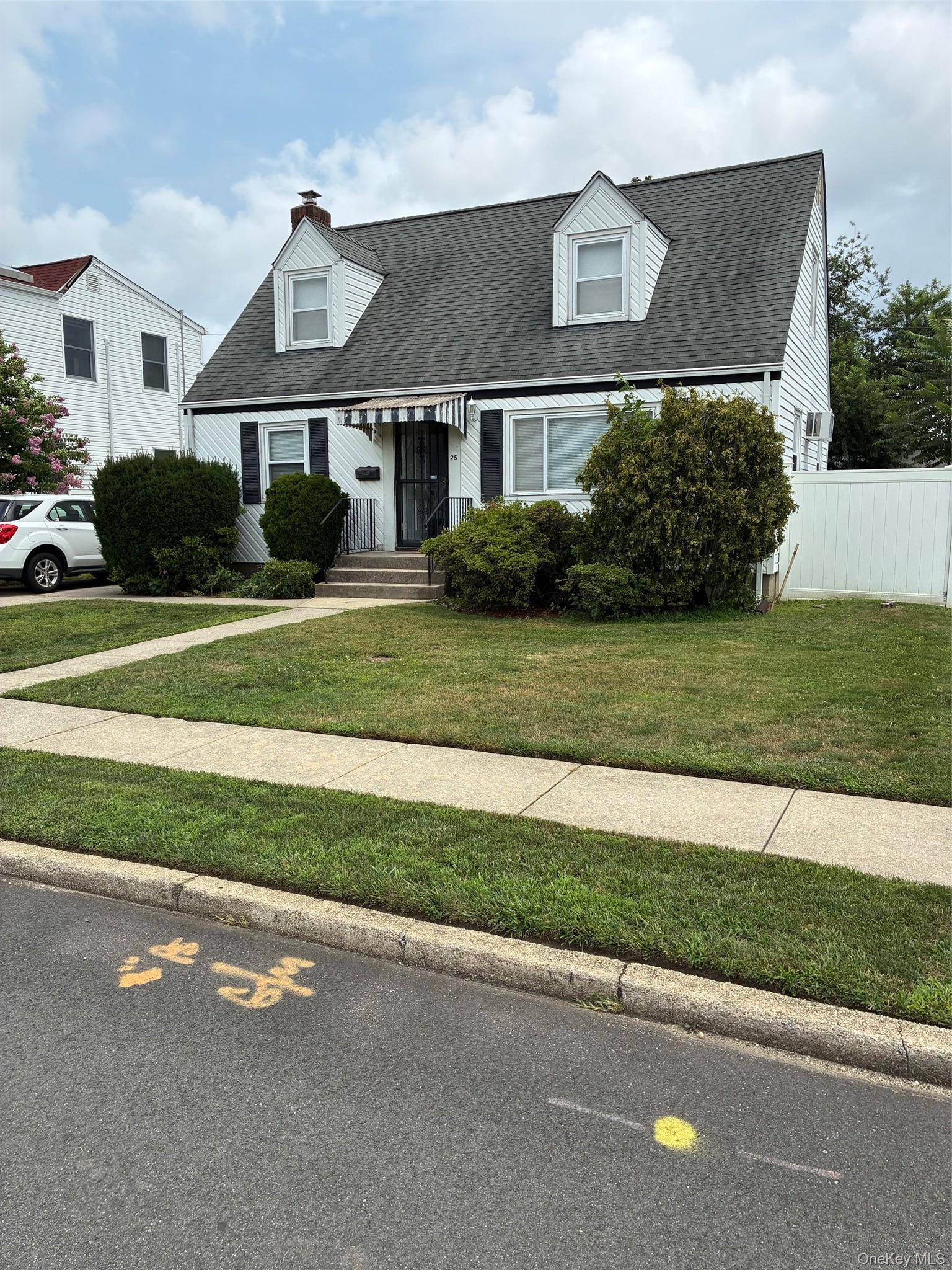 25 S Elm ST, Hicksville, NY 11801