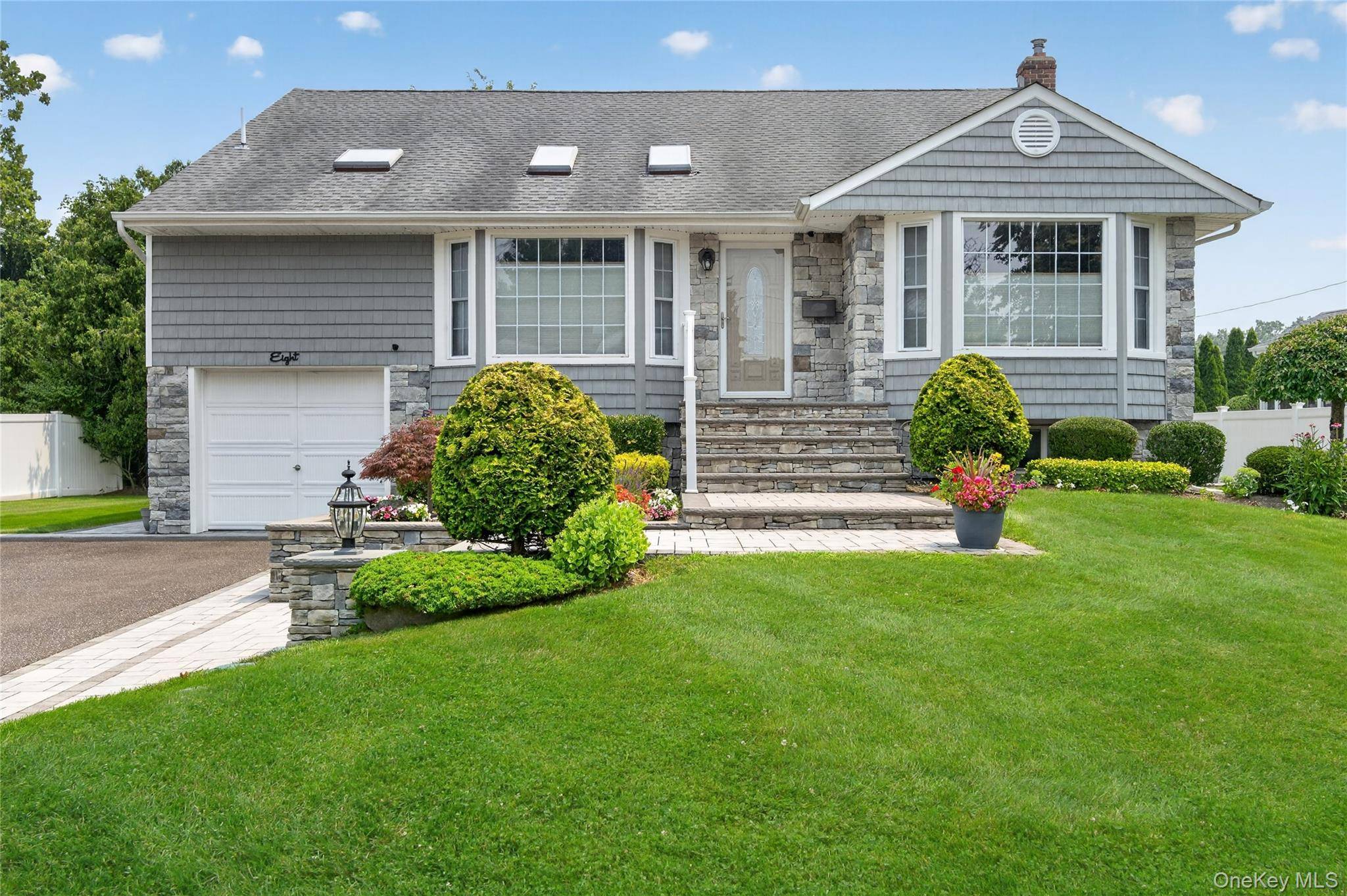 8 Yates LN, Jericho, NY 11753