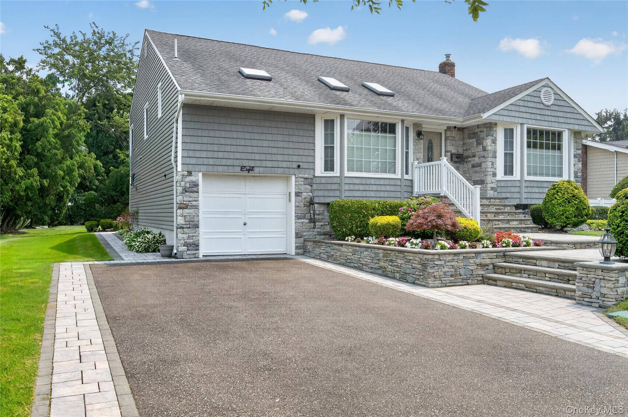 8 Yates LN, Jericho, NY 11753