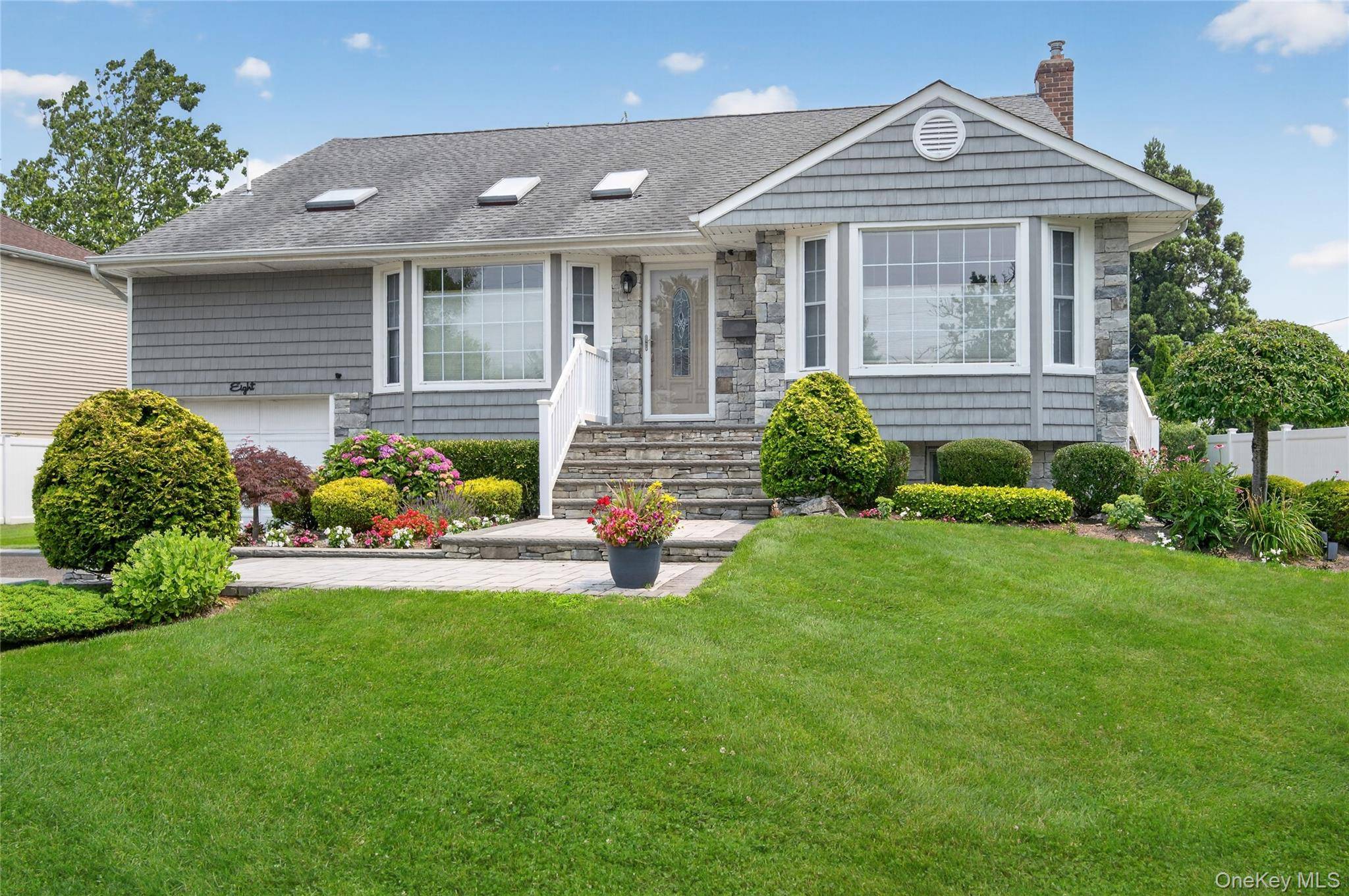 8 Yates LN, Jericho, NY 11753