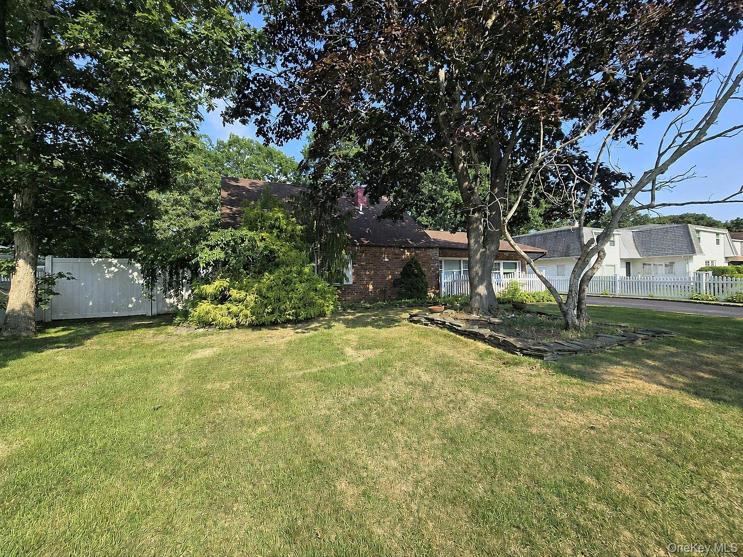 60 Meyer LN, Medford, NY 11763
