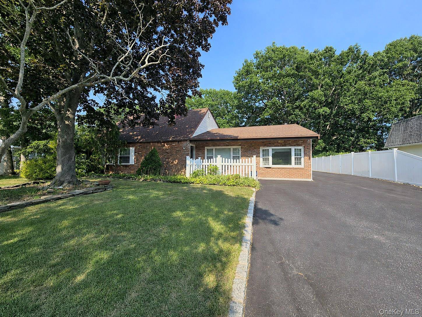 60 Meyer LN, Medford, NY 11763
