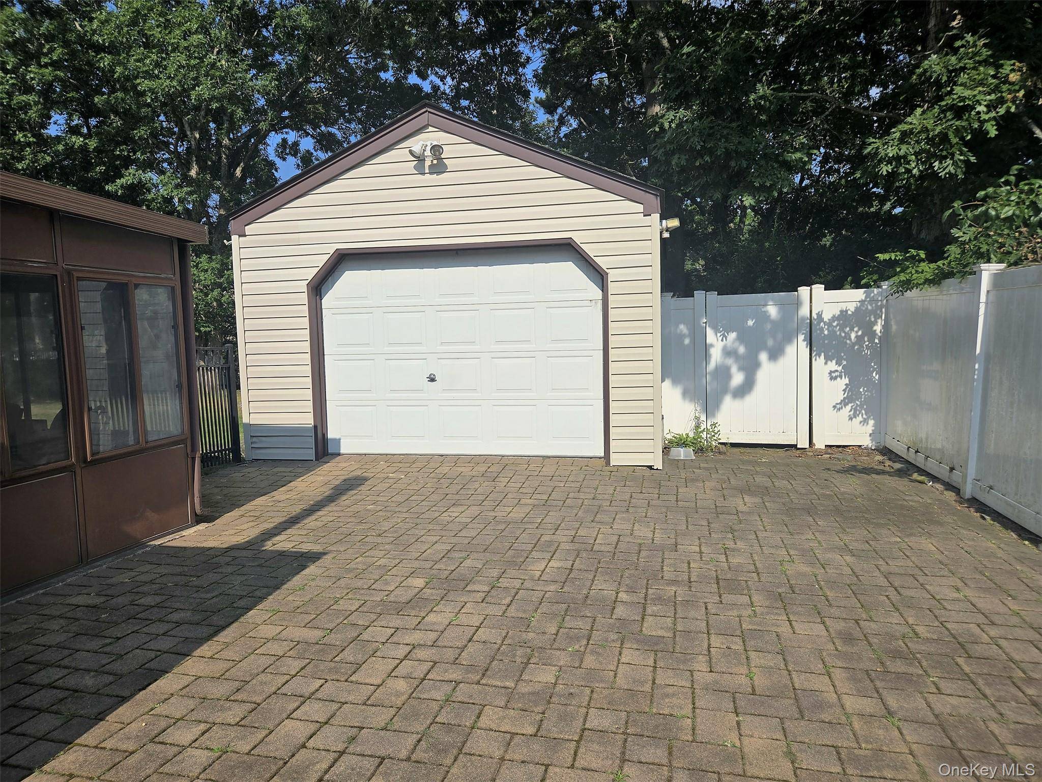 60 Meyer LN, Medford, NY 11763