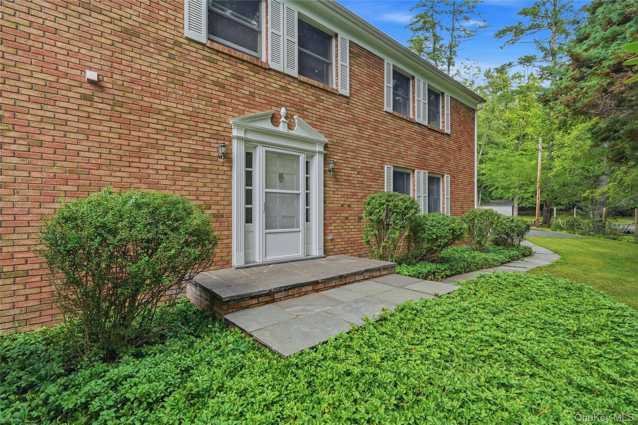 2320 Glasco TPKE, Woodstock, NY 12498