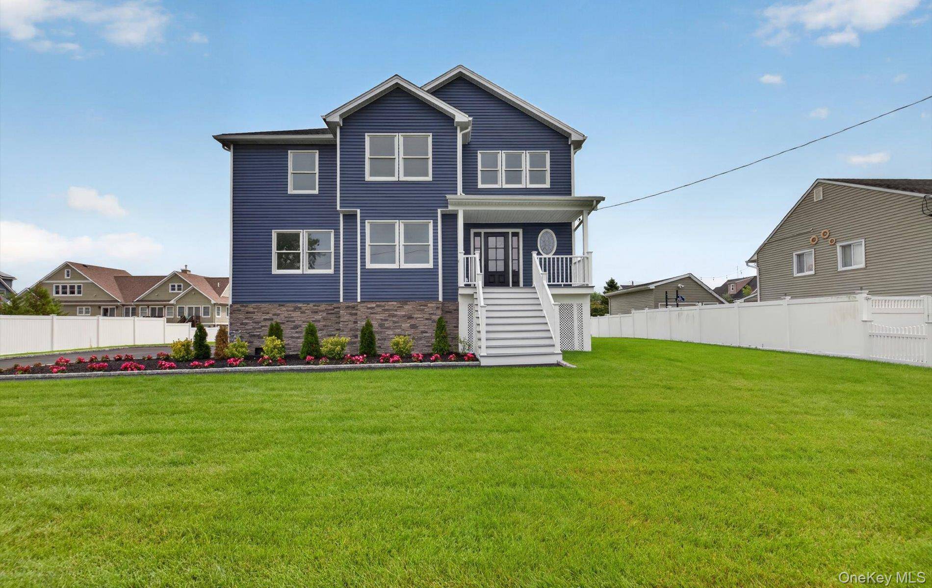 851 W Bay DR, West Islip, NY 11795