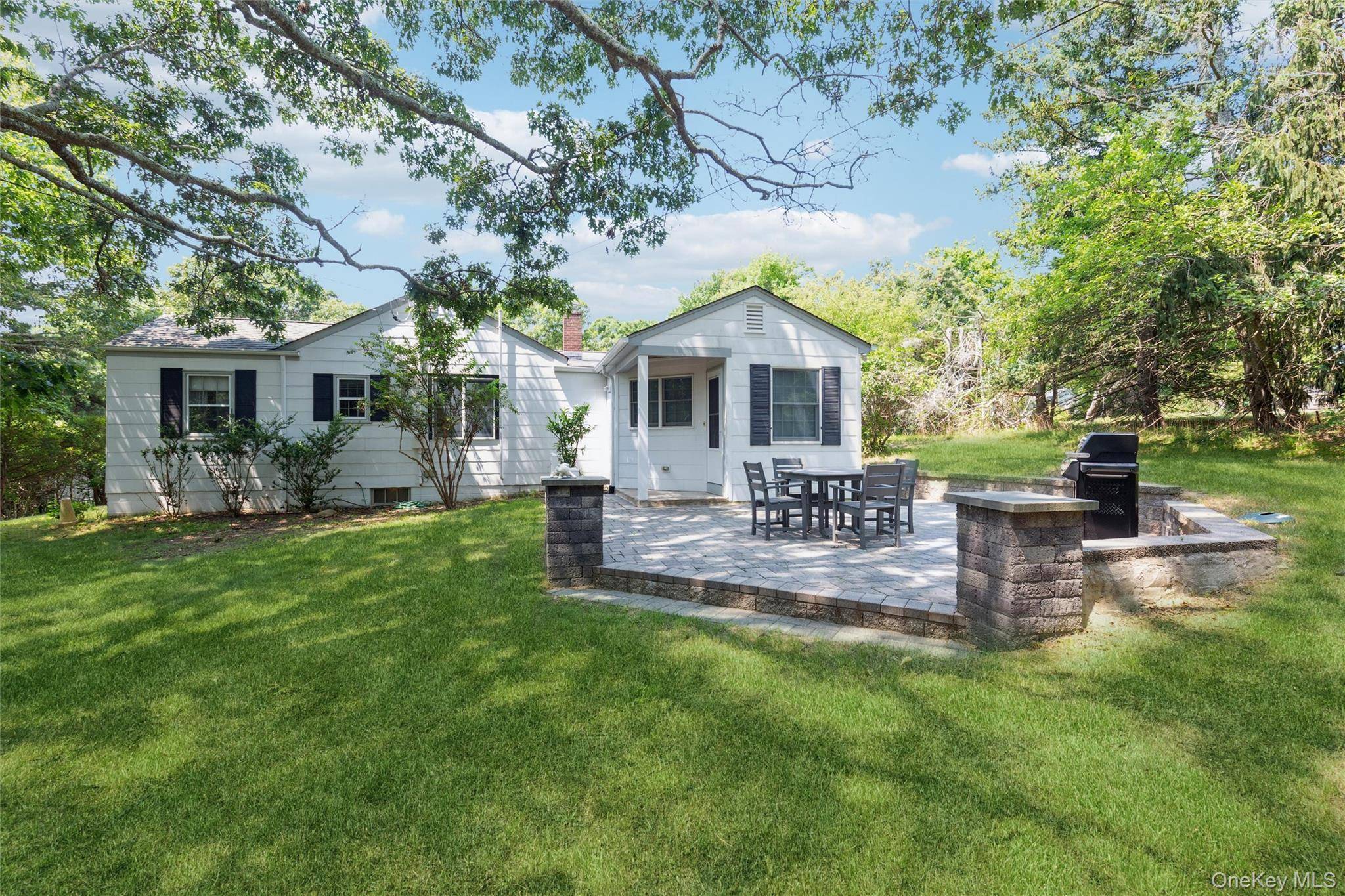 21 Oceanview RD, Hampton Bays, NY 11946