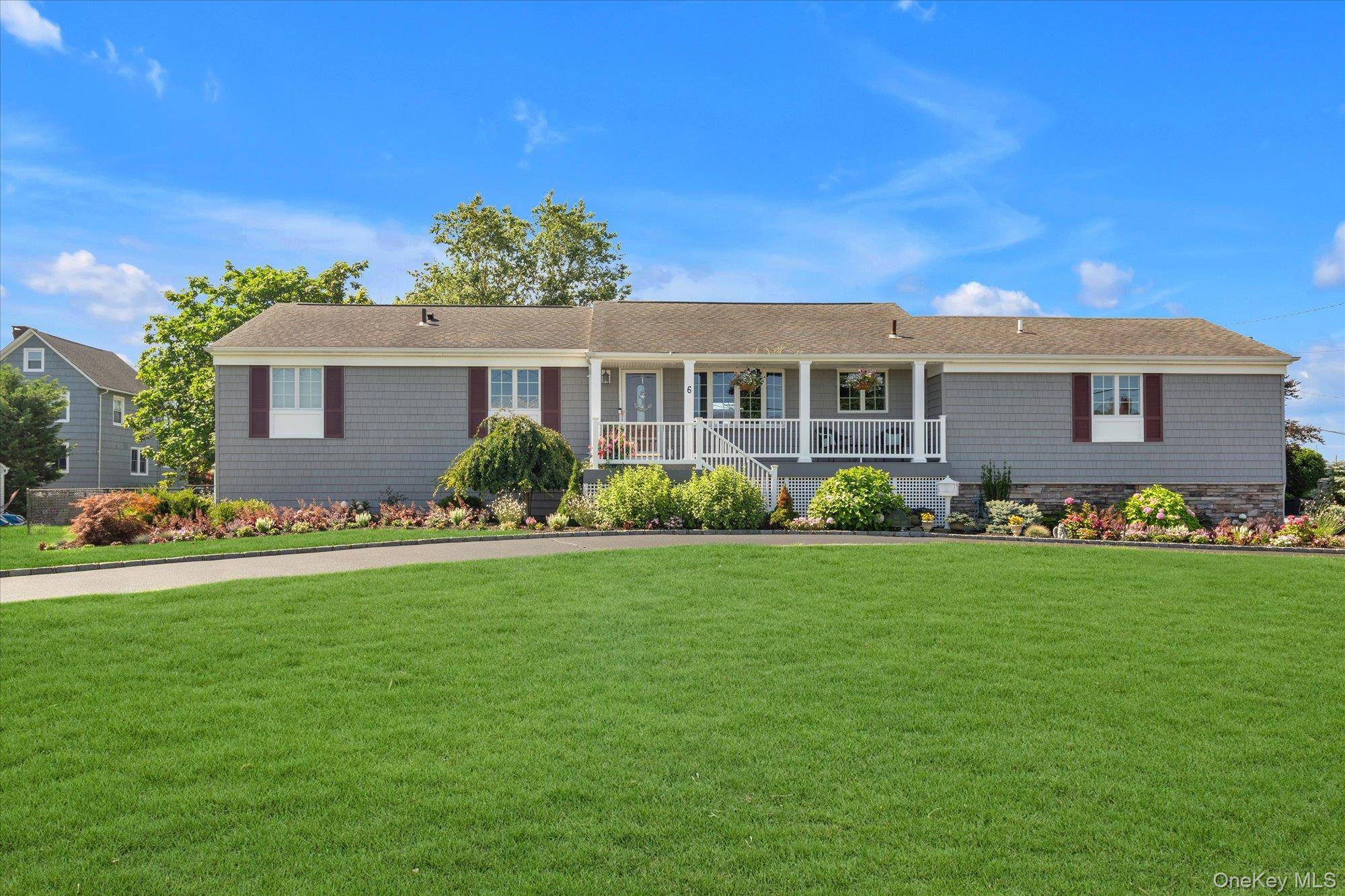 6 Montgomery LN, Bay Shore, NY 11706