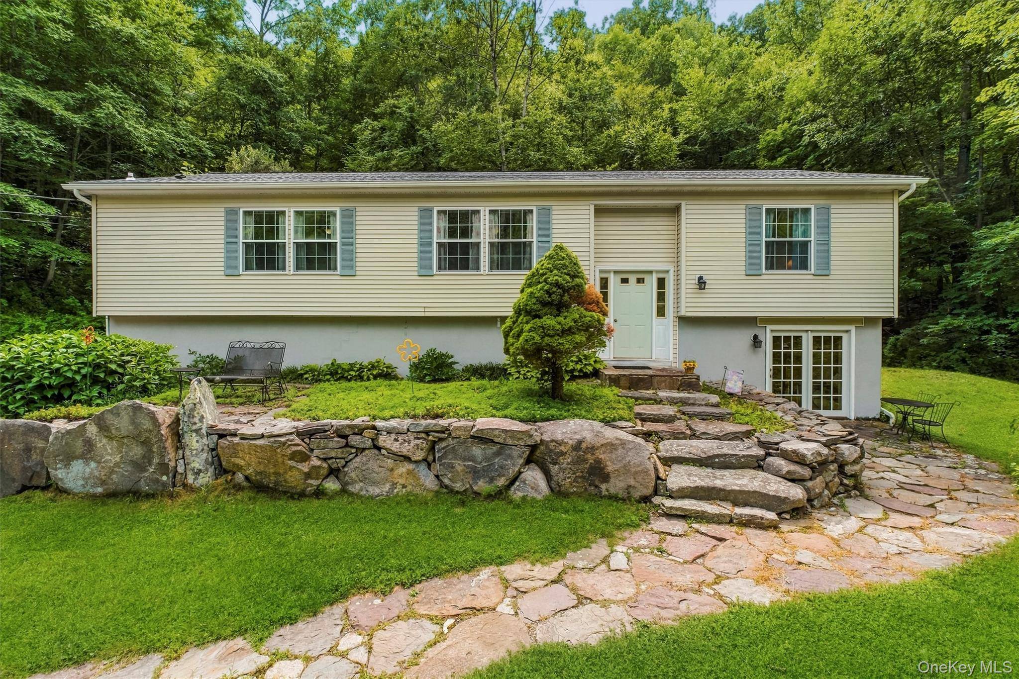 45 Wiccopee RD, Putnam Valley, NY 10579
