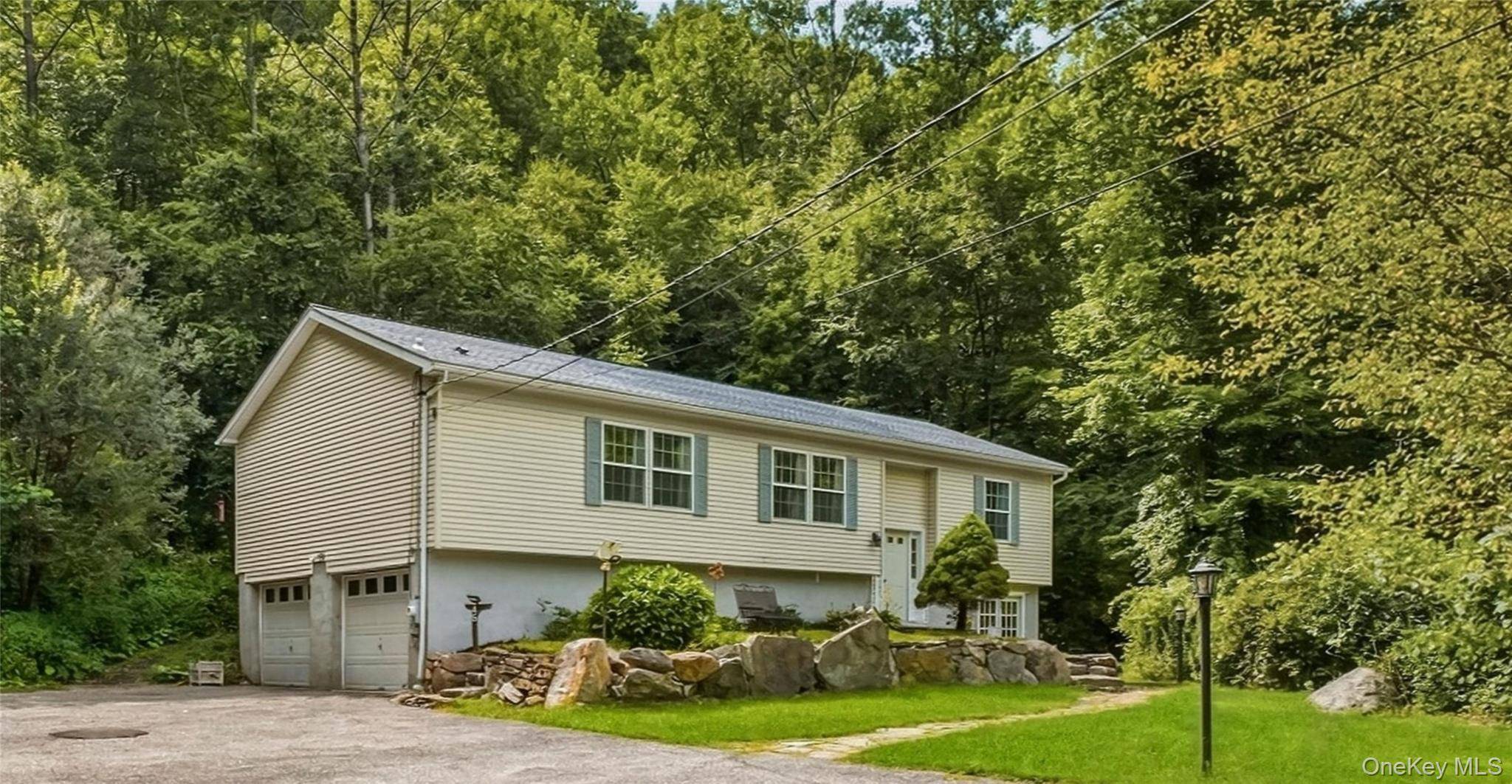 45 Wiccopee RD, Putnam Valley, NY 10579
