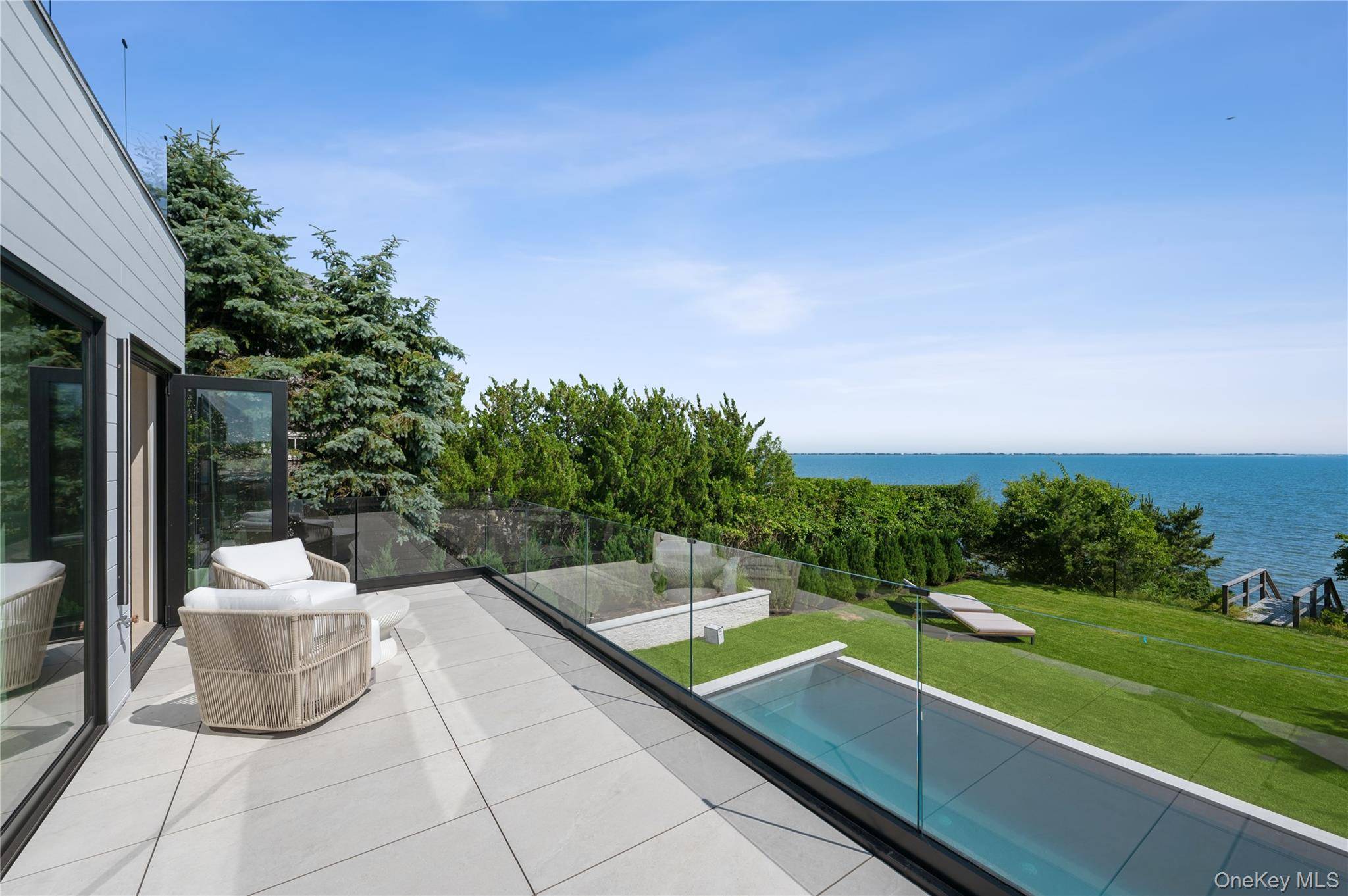 40 Oceanview DR, Southampton, NY 11968