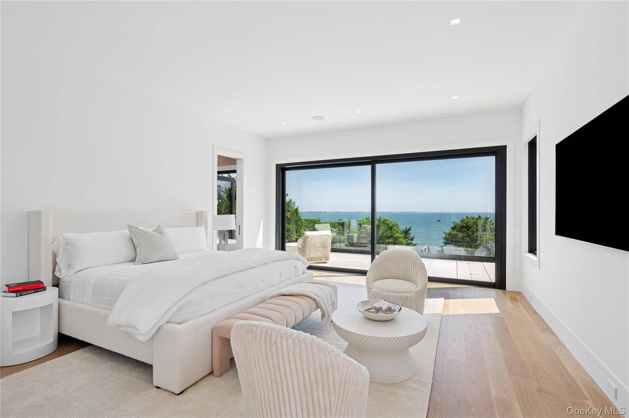 40 Oceanview DR, Southampton, NY 11968