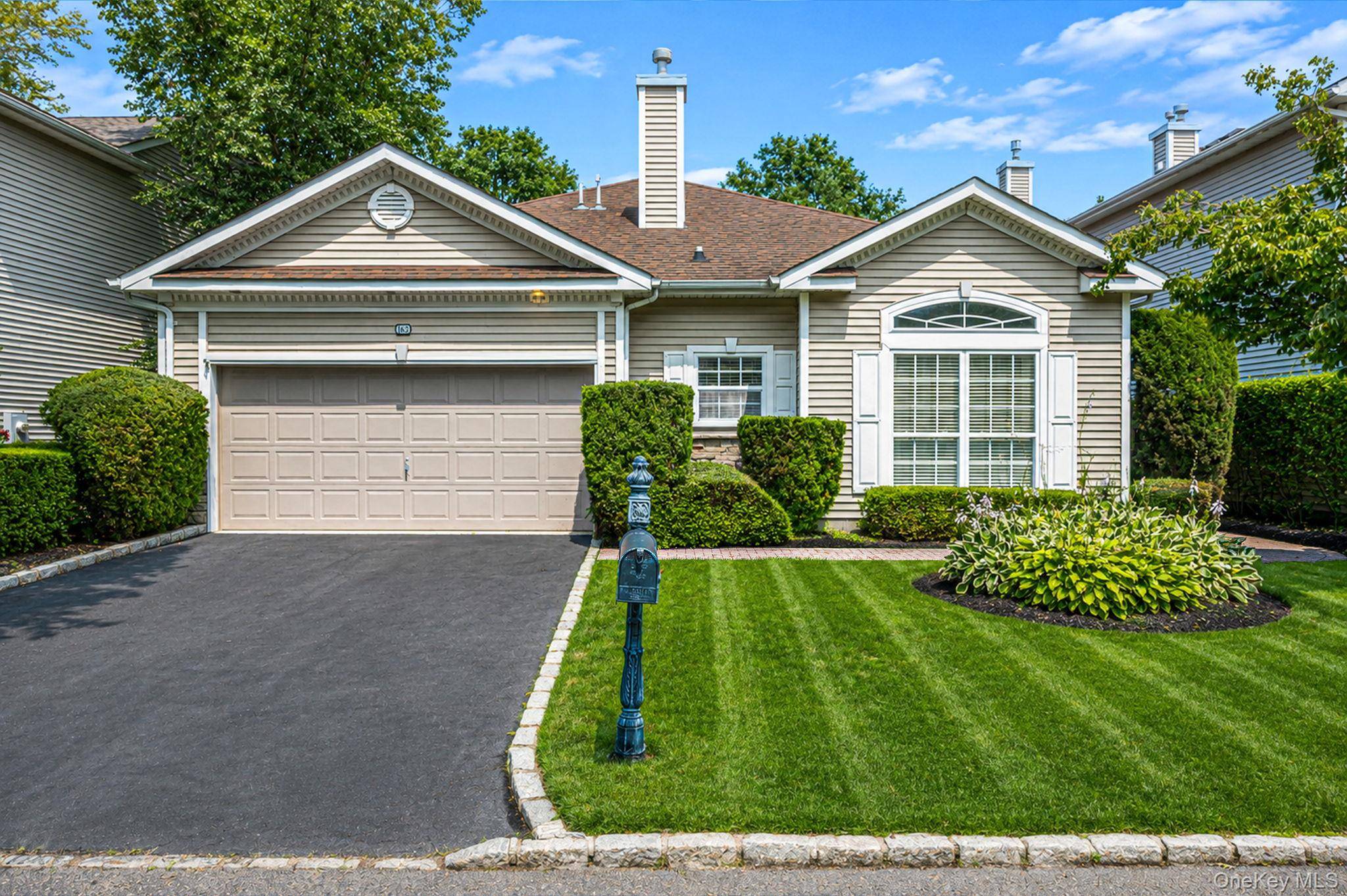 163 Hamlet DR, Mount Sinai, NY 11766