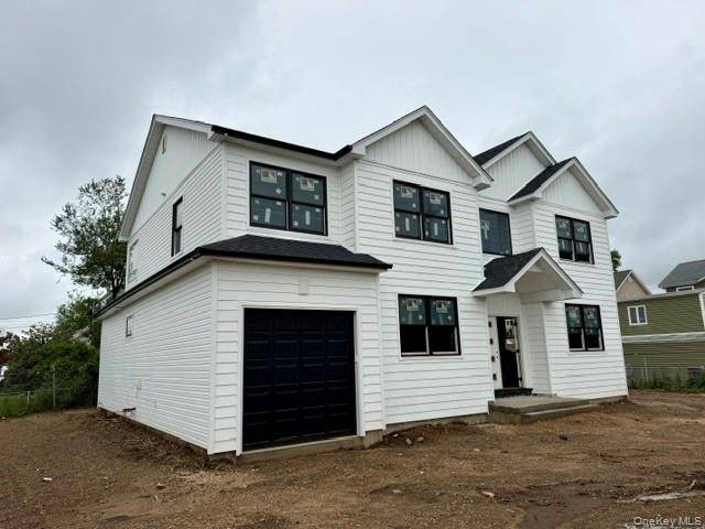 63 Vandewater ST, Farmingdale, NY 11735