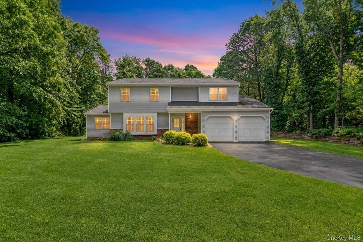 11 Bates LN, Ridge, NY 11961