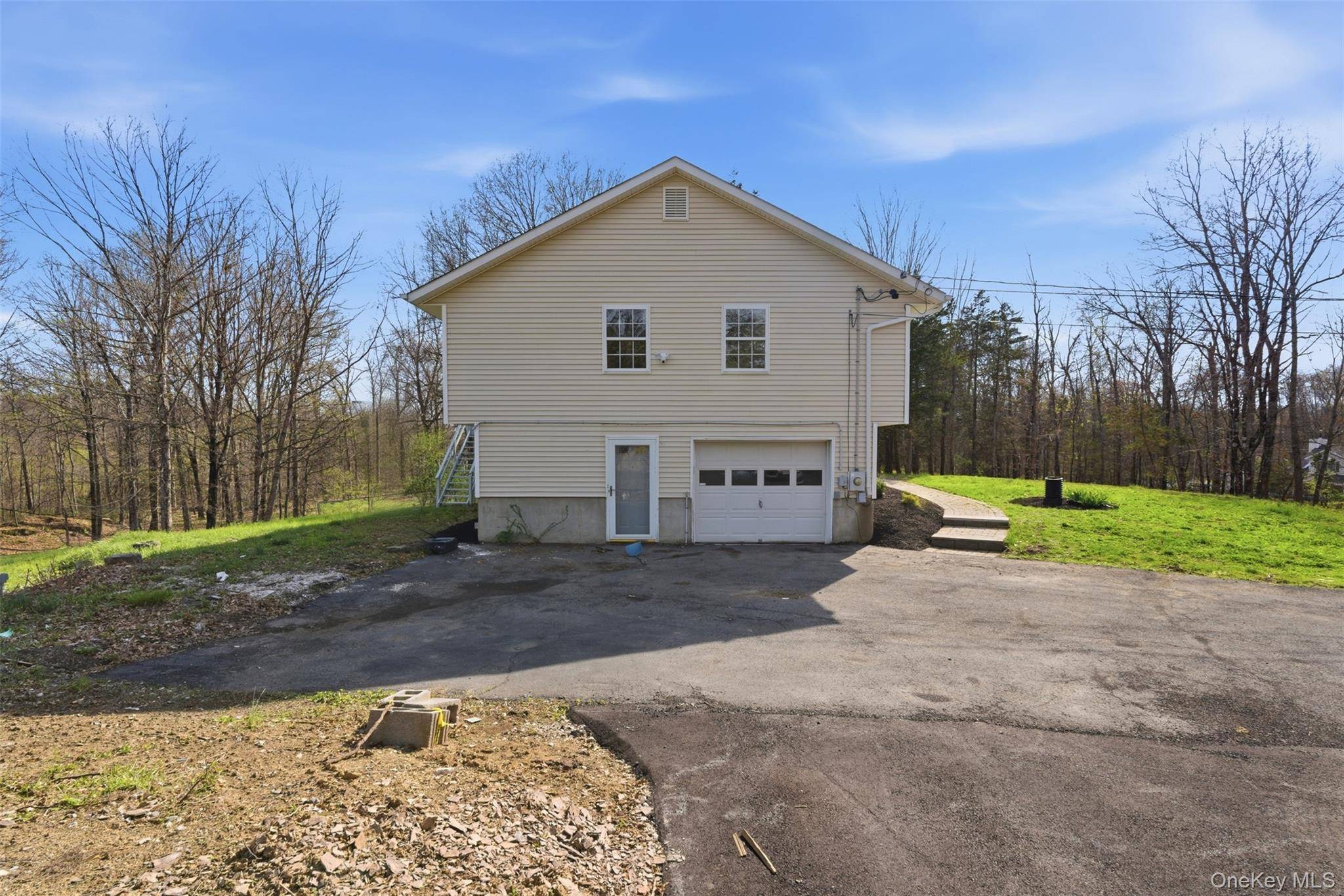 600 Twin Arch RD, Rock Tavern, NY 12575