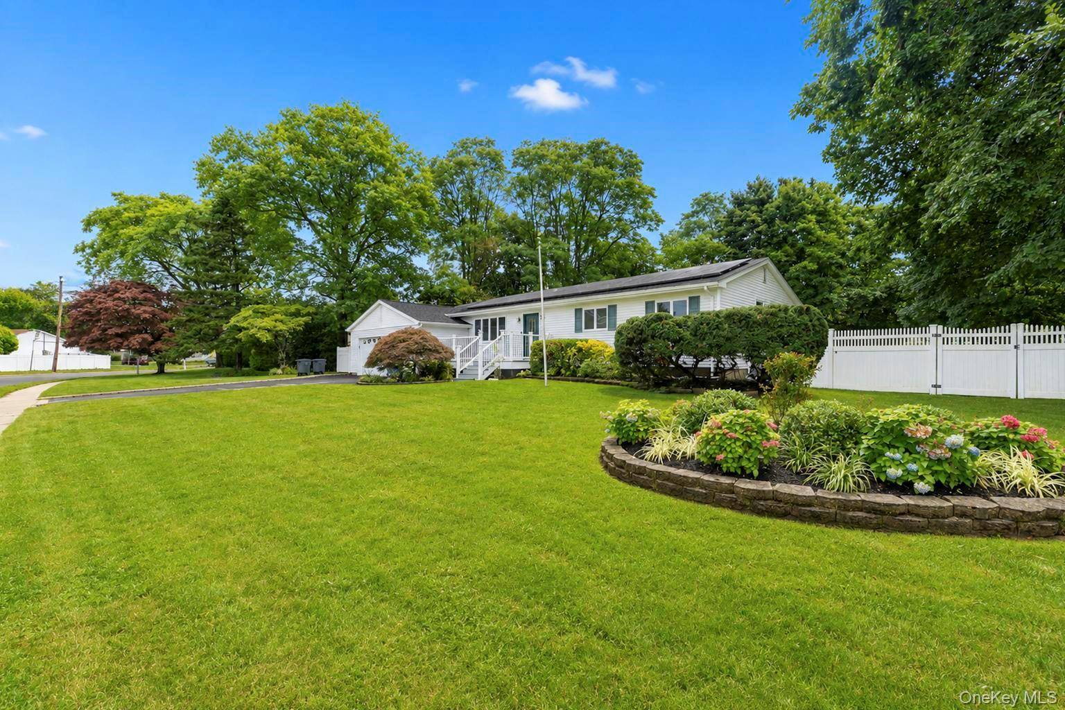 10 Aron DR, Bohemia, NY 11716