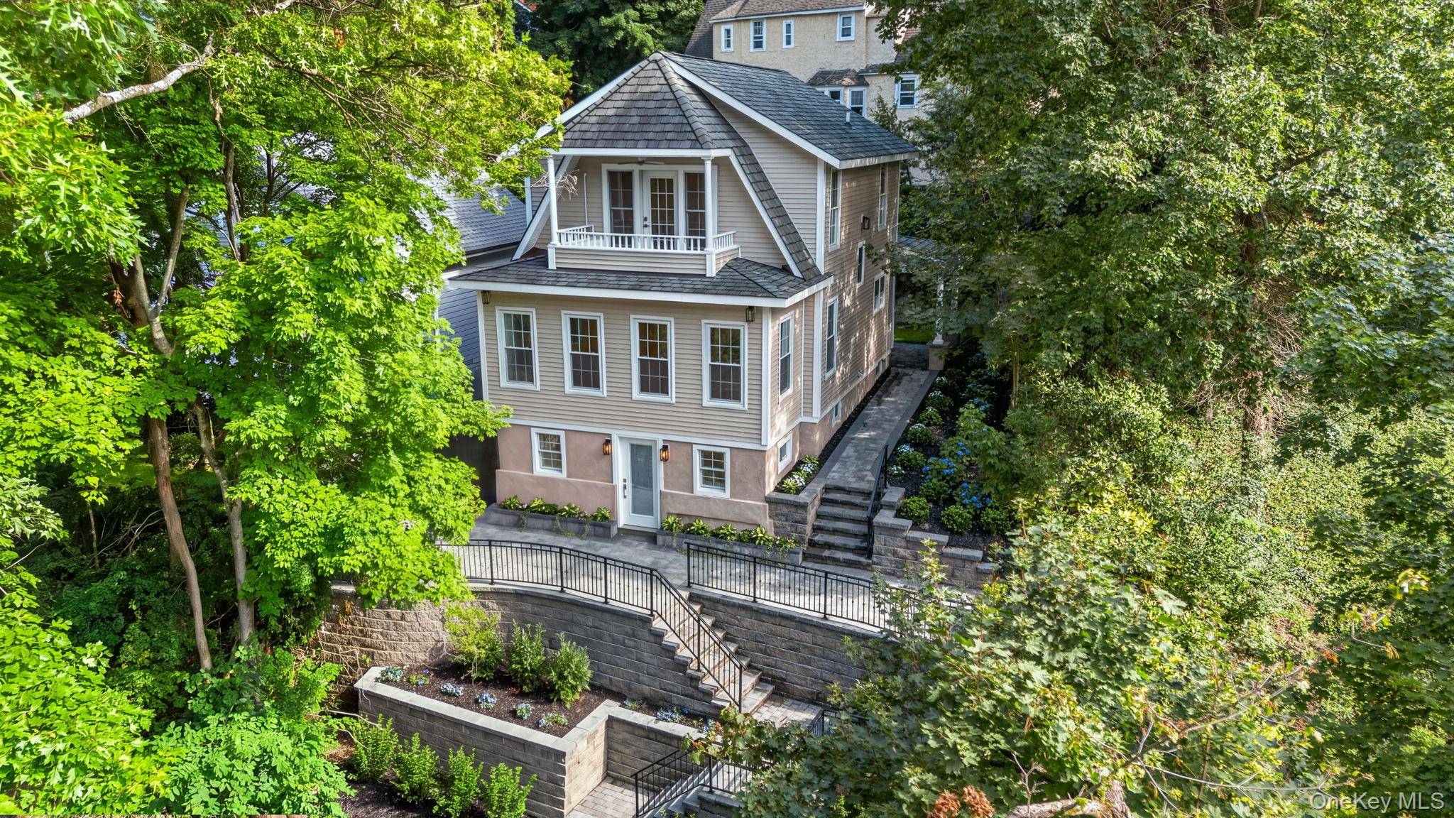 111 Altamont AVE, Sea Cliff, NY 11579