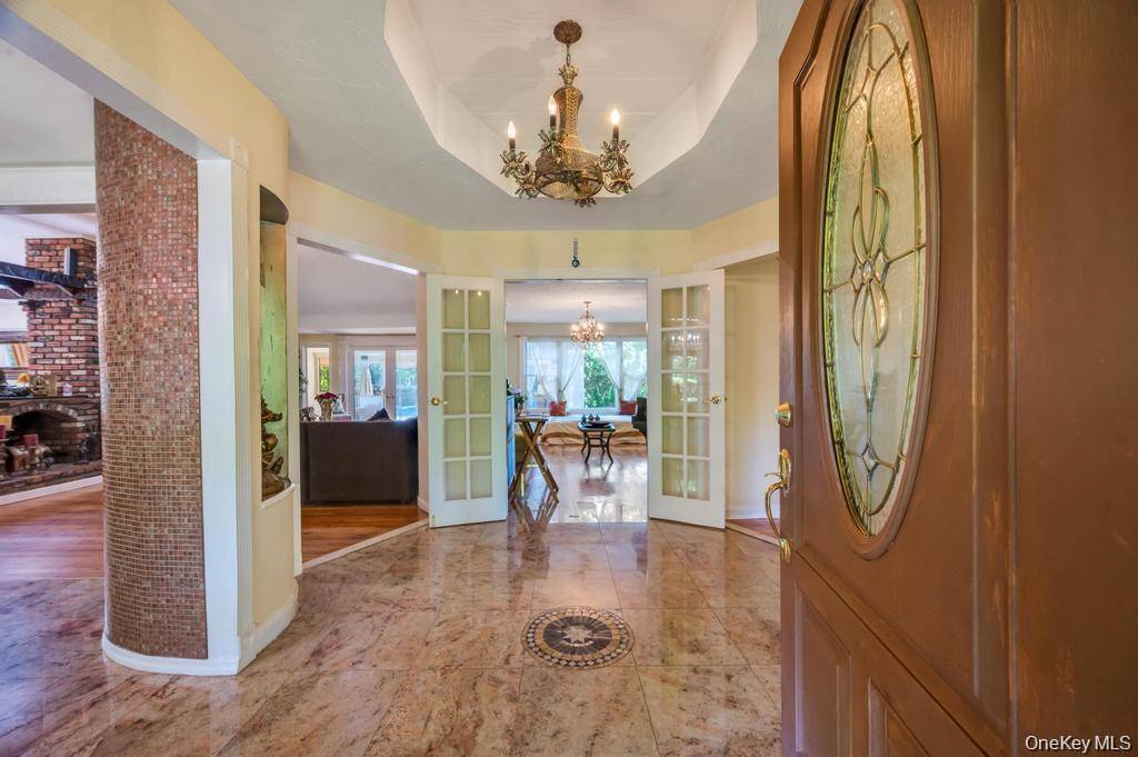 28 Penn DR, Dix Hills, NY 11746