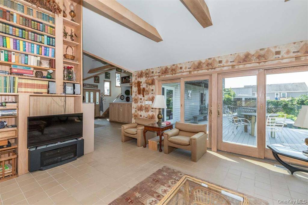 18 Tarpon RD, East Quogue, NY 11942