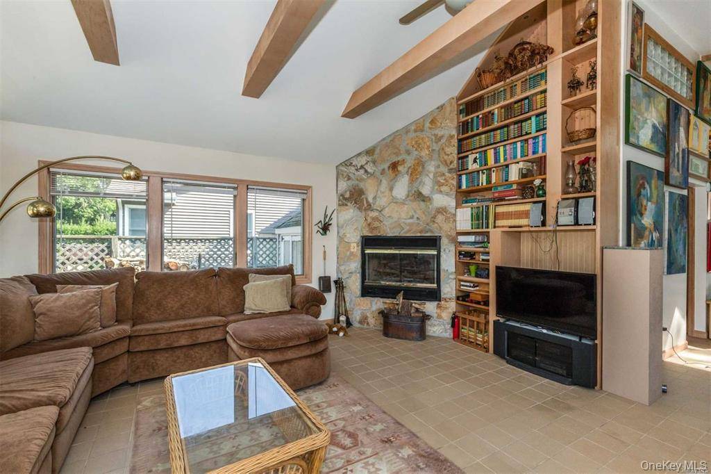 18 Tarpon RD, East Quogue, NY 11942