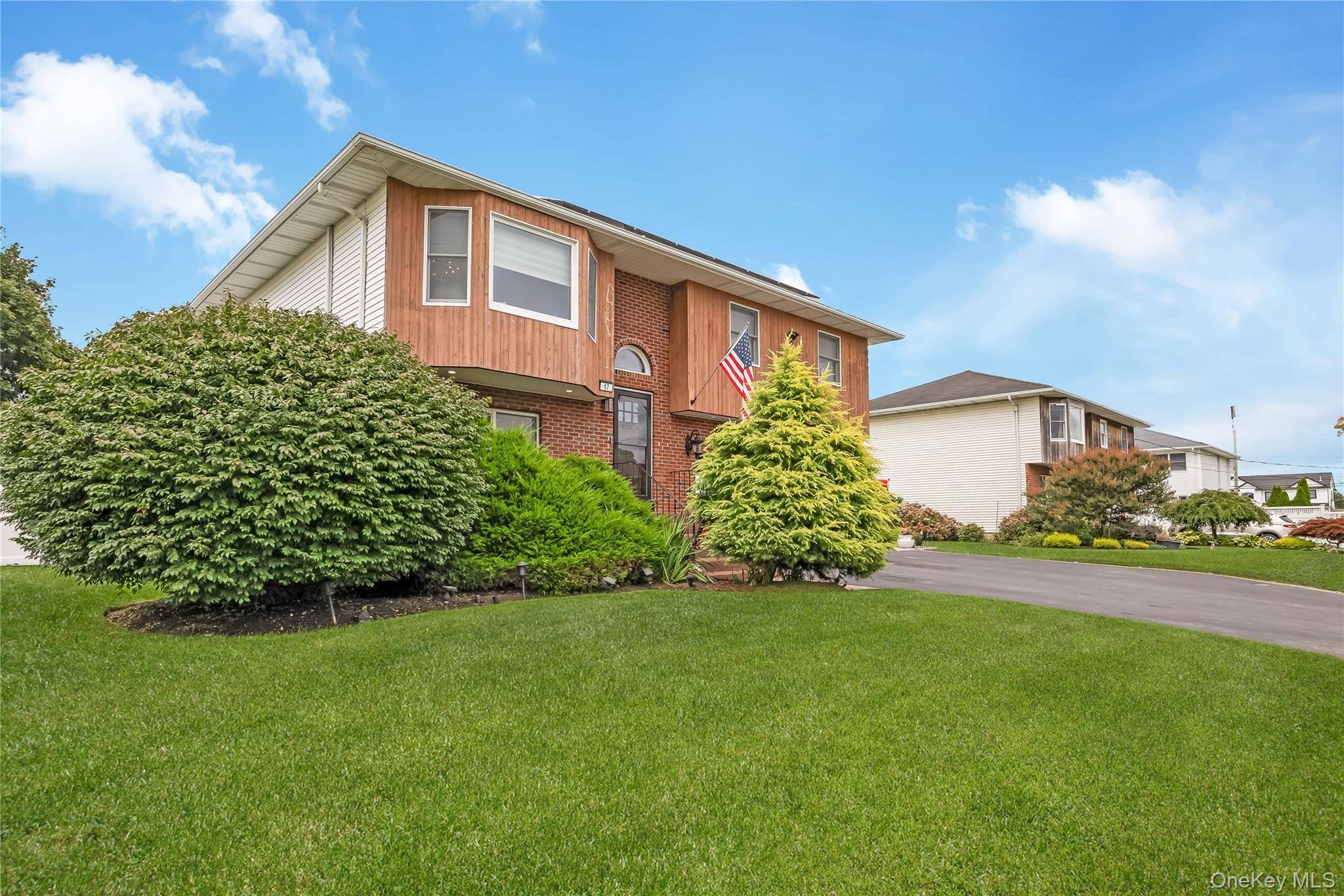 17 E Lincoln AVE, Massapequa, NY 11758