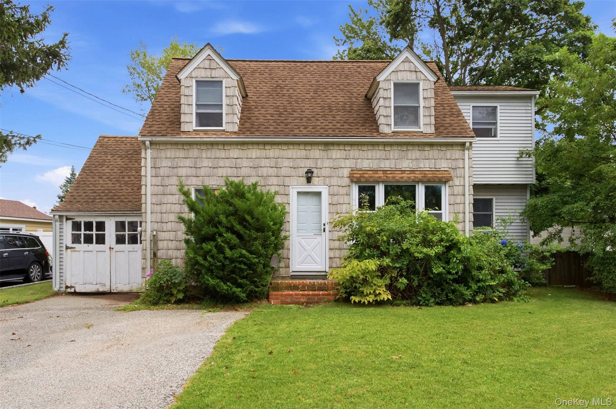 210 Greenlawn TER, Copiague, NY 11726