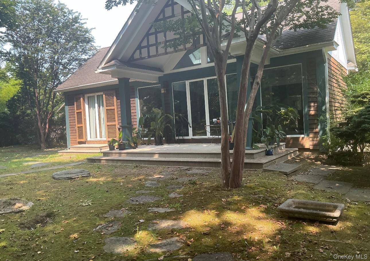 160 Pelletreu ST, Southampton, NY 11968