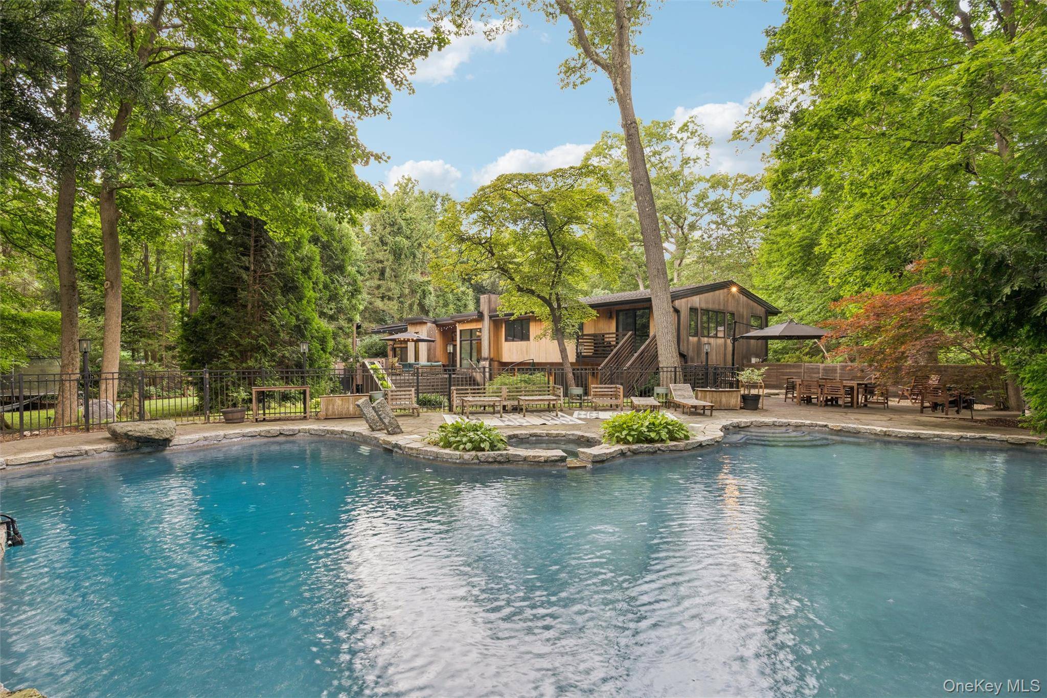 14 Tall Tree CT, Cold Spring Harbor, NY 11724