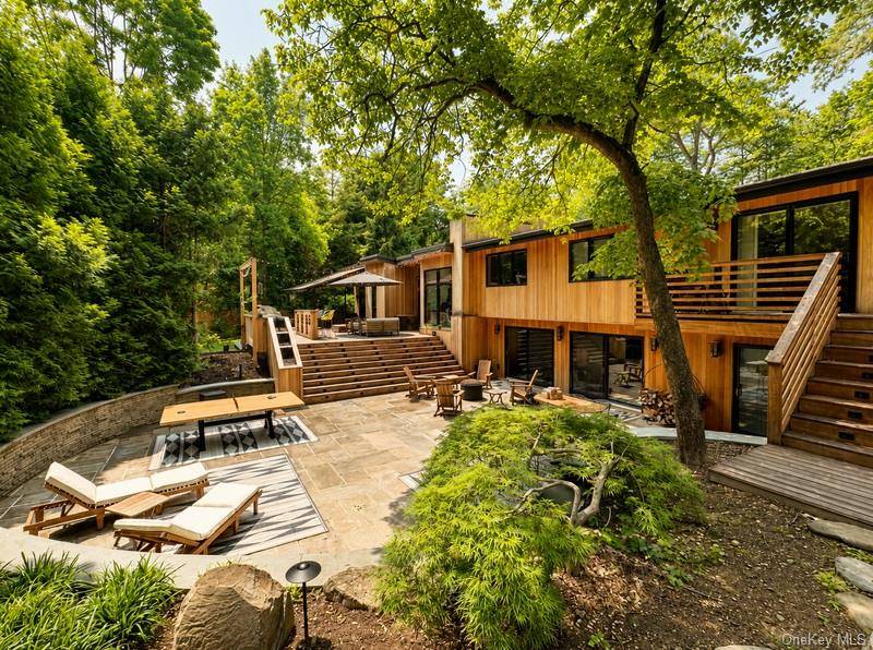 14 Tall Tree CT, Cold Spring Harbor, NY 11724