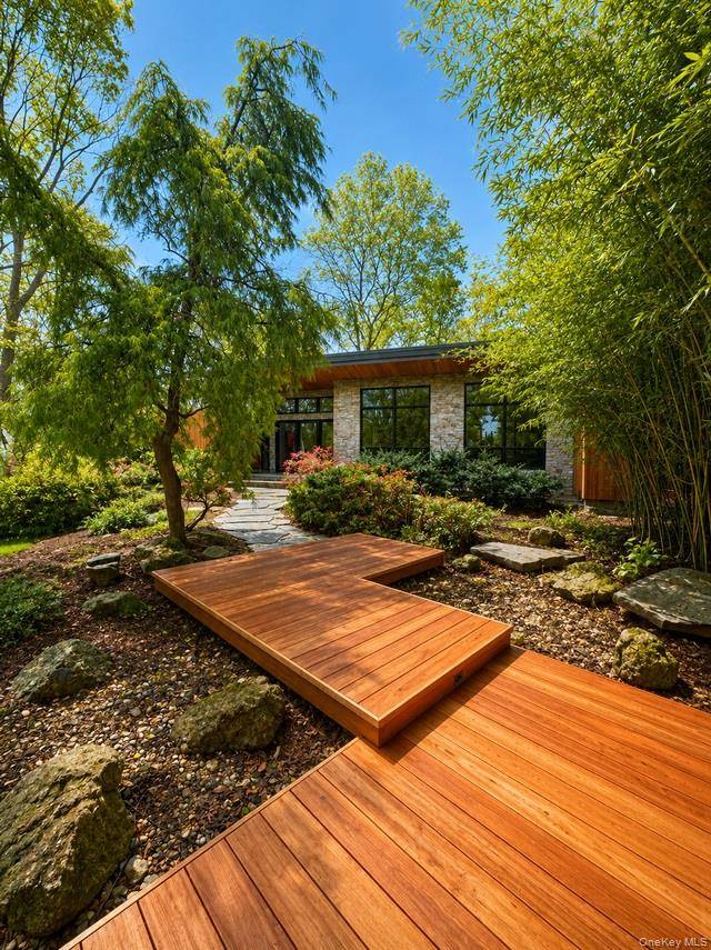 14 Tall Tree CT, Cold Spring Harbor, NY 11724